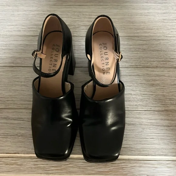 Journee Collection Bobby Pump black heel with strap WD 6 - Picture 1 of 6